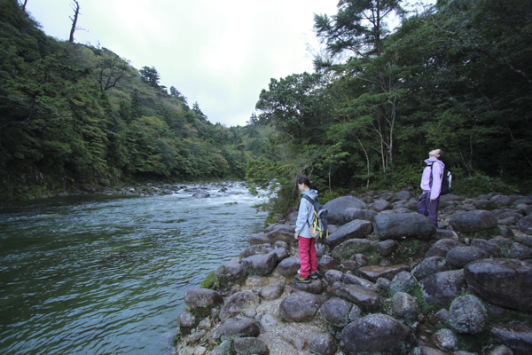 天気のいい日は綺麗な川を見ながら休憩しましょう。