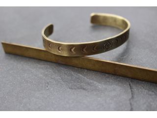 真鍮の棒から刻印や槌目による柄付けして自分サイズのバングルを製作します。