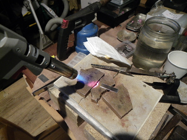 バーナーでシルバーを炙ります。