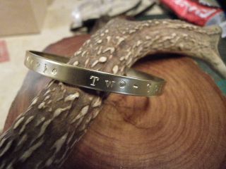 おすきなメタルの棒から刻印や槌目による柄付けして自分サイズのバングルを製作します。