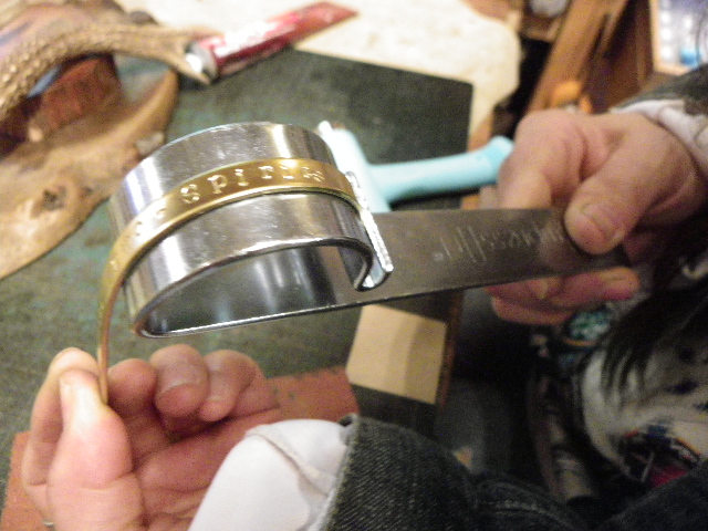 特殊工具を使用して自分でバングルに仕上げます。