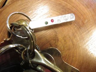 キーホルダーチャームにスタンピングと オプションのクリスタル。