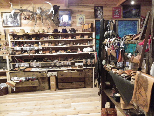 店内にはレザーグッズがたくさん♪