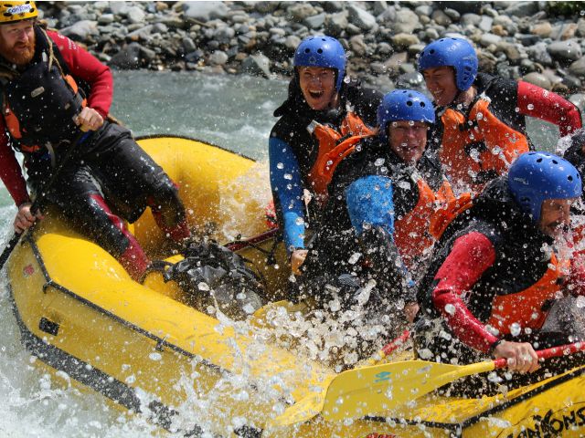 2024年春!開催予定★春の激流に大興奮!ラフティング 半日プラン【写真・動画付き】:キャニオンズみなかみ
