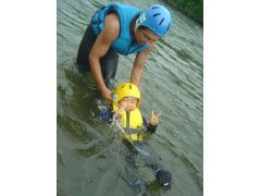 ガイドが水遊びのしかたを教えてくれます!ママも安心♪