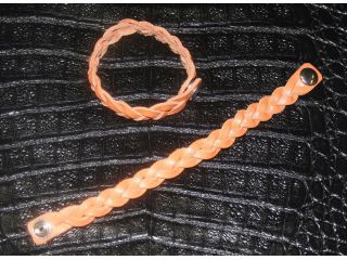 革の三つ編みブレスレットの制作体験ができます。