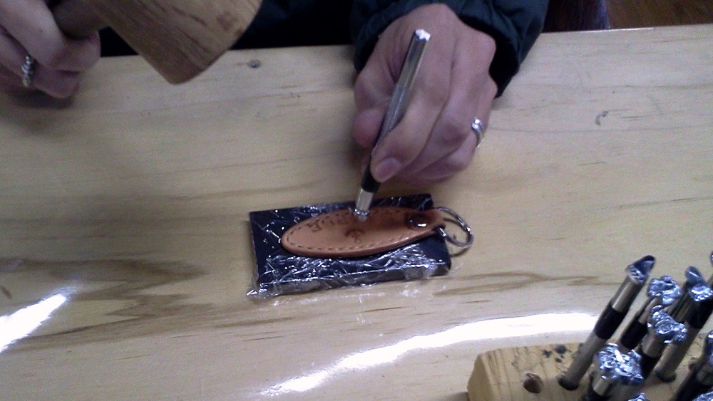 刻印打ちの作業中です。