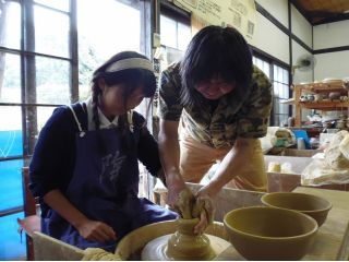 職人が隣に立ち、初めての方でもわかりやすく指導します。