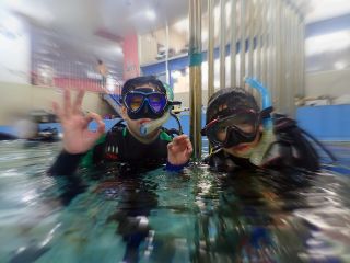 波風がない屋内プールで行うので安心です