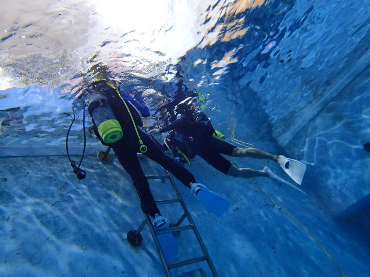 波風のない屋内プールでのんびり行えます。