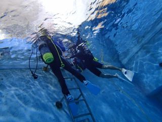 波風のない屋内プールでのんびり行えます。