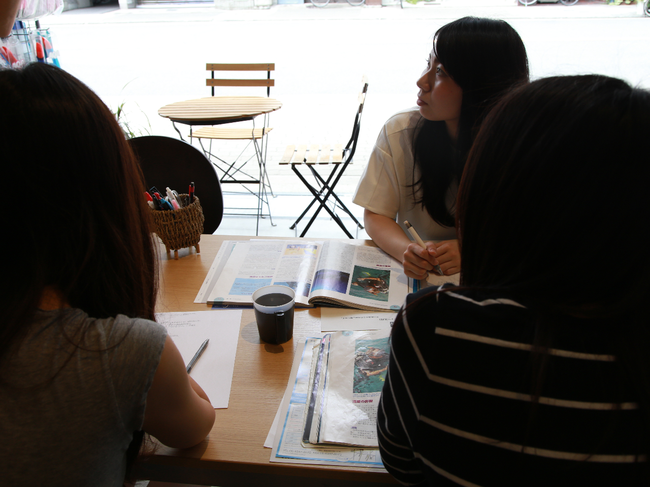 事前に少しダイビング知識を得てからプールで講習します。