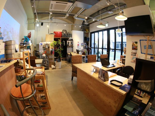 事前に知識を習得するお店、オーシャンステージ店内。地下鉄各線なんば駅徒歩10分ほど。