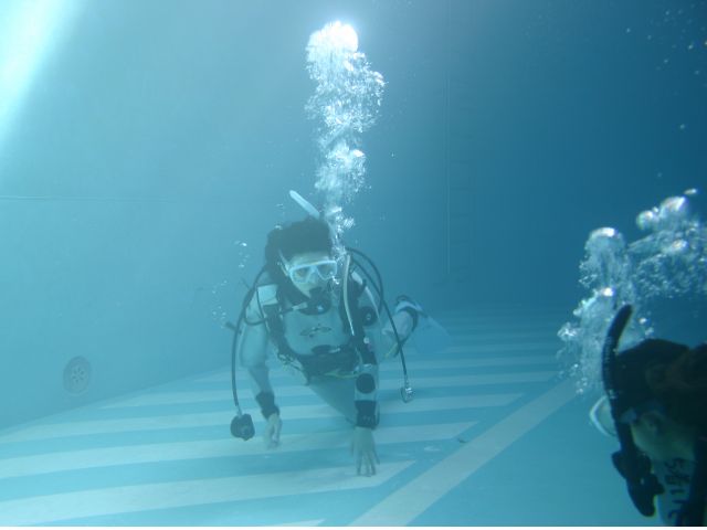 水中で泳げるようになると、グンッと楽しさアップ!ぜひ無重力感を味わってください。