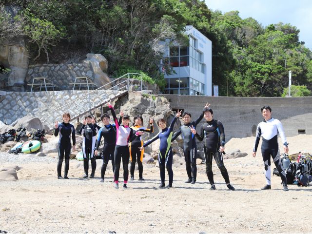 一人参加率68%、男女の割合はちょうど5割5割です。初めての海洋講習でみんな仲良くなって一人でも安心して参加いただけます。夕食時は気兼ねなく会話が弾みますよ!
