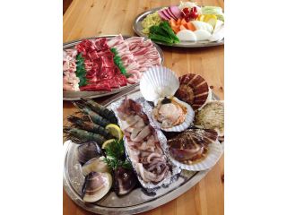 <バーベキューセット内容>白ハマグリや殻付きホタテ、有頭えび、肉厚な真イカ、牛・豚・鶏、地産のお野菜と焼きソバがセットの満足コースです!