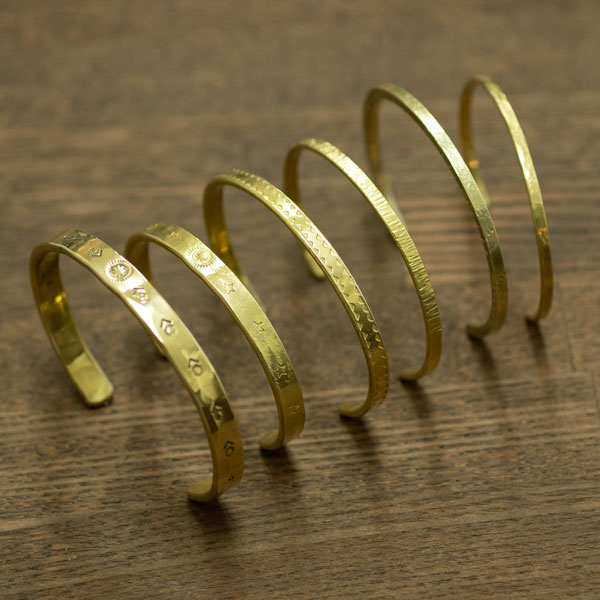 真鍮のバングルも幅厚み違う数種類の素材から選択できます。