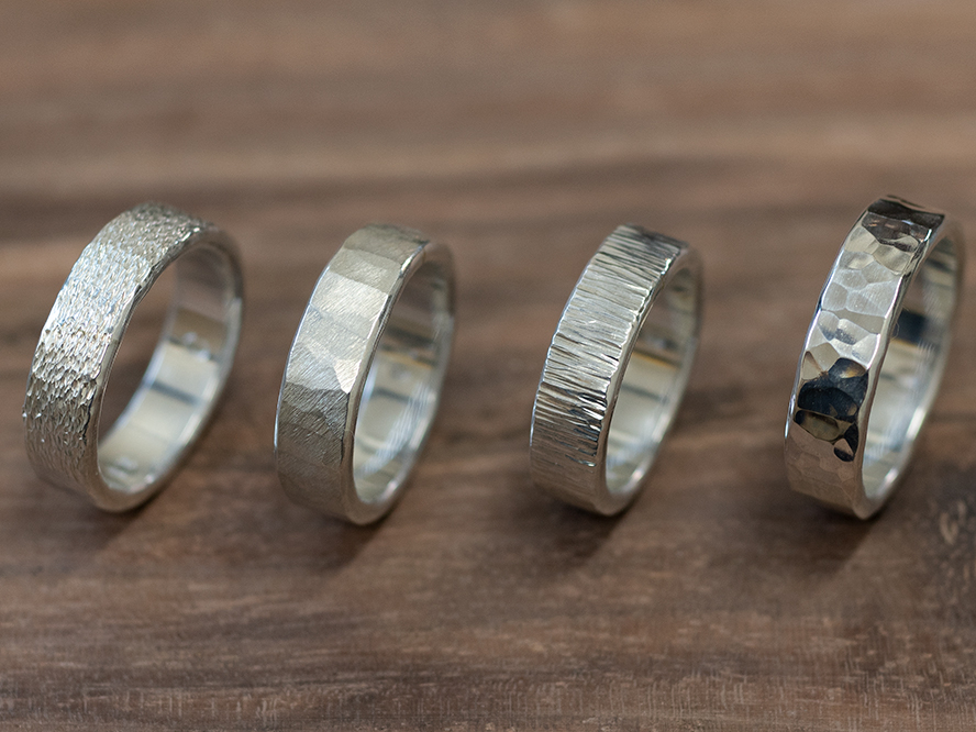 ボコボコした手作りっぽい模様の「槌目」で雰囲気よく。表面文字模様を打たない槌目のみの場合は槌目の選択肢増えます♪