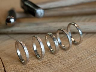 細めの槌目リングも