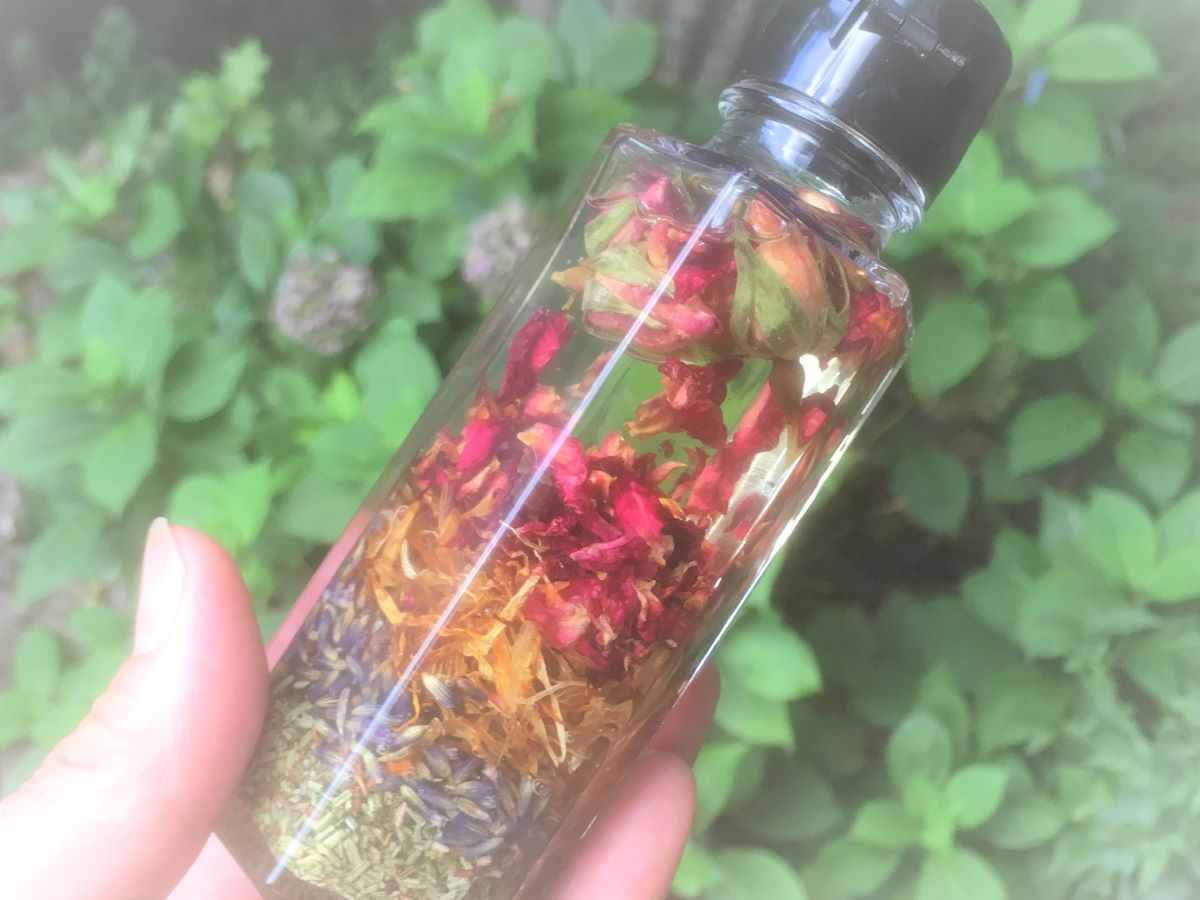 自家農園自然栽培のハーブを漬け込んだオイル(インフューズドオイル)を使用。