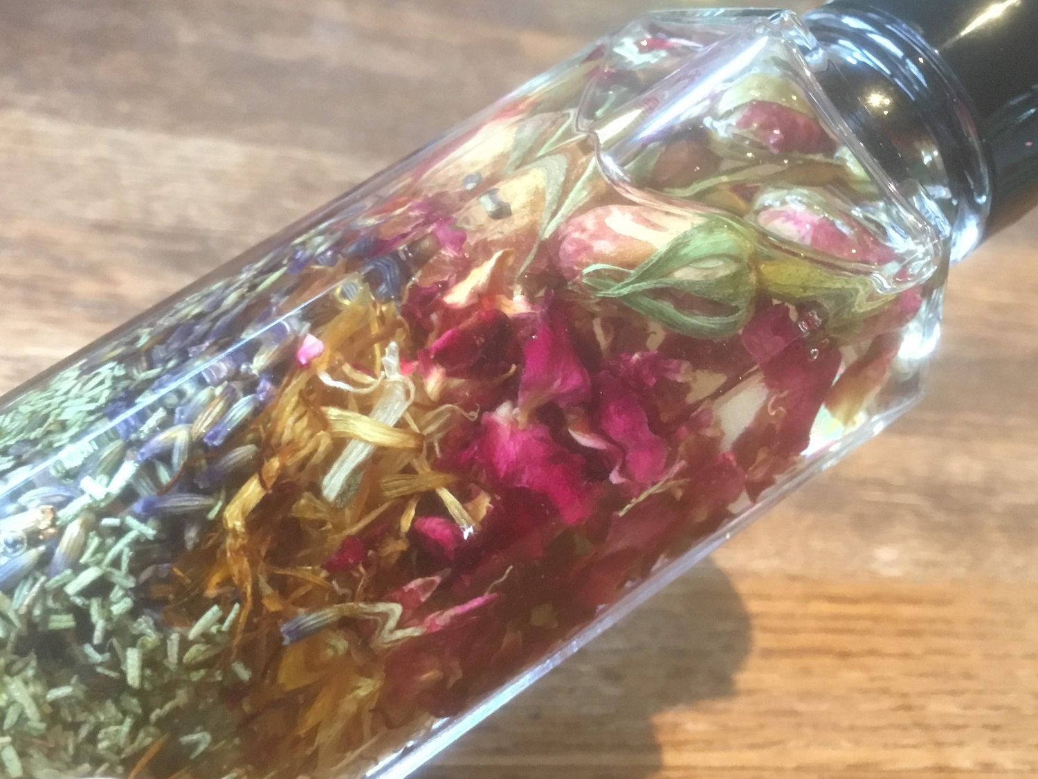 豊かな香りと滑らかな使い心地のボディオイル。