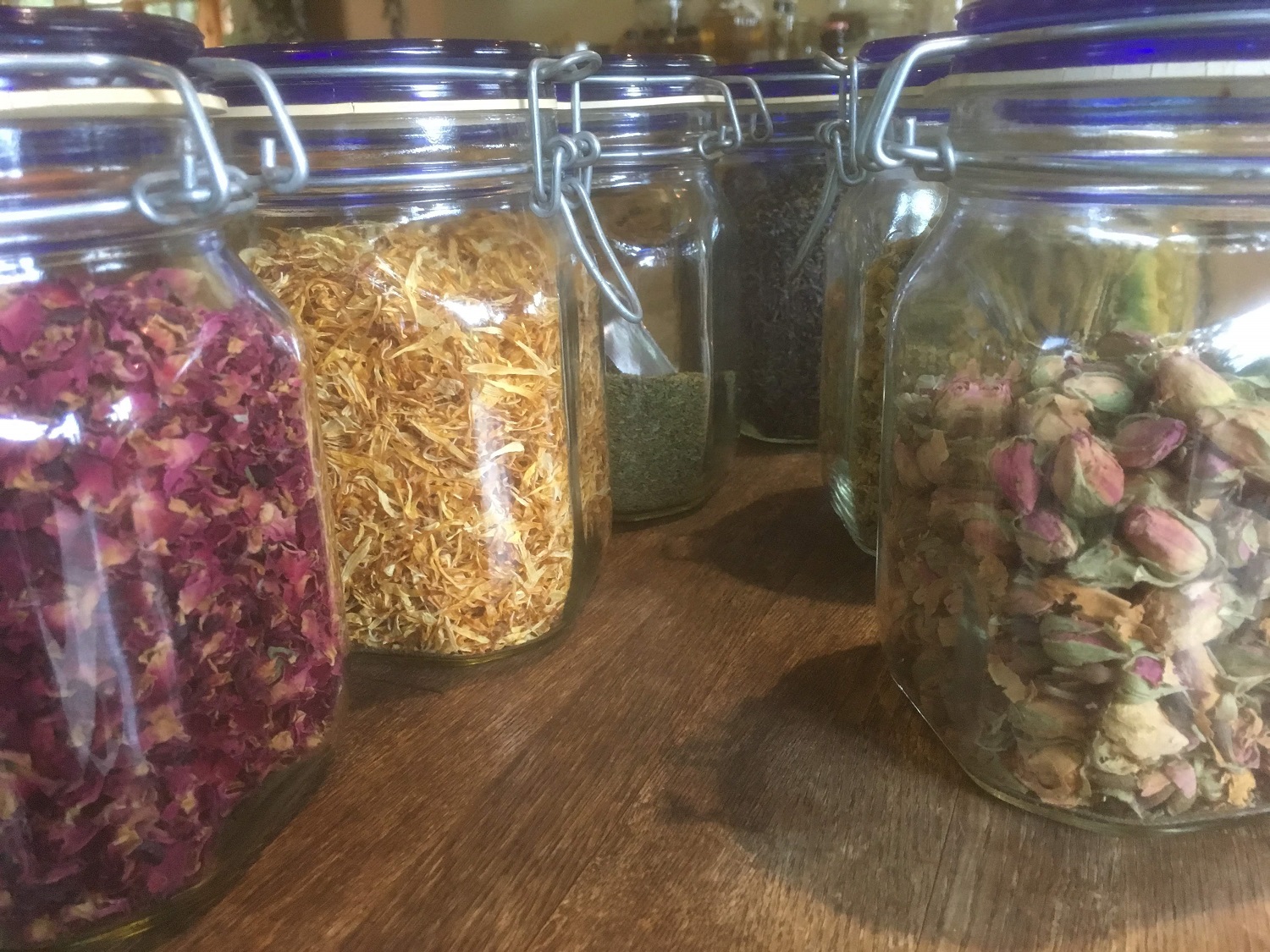 ローズ、ローズの蕾、マリーゴールド、カモミール、ラベンダー、ローズマリーの6種類のハーブ