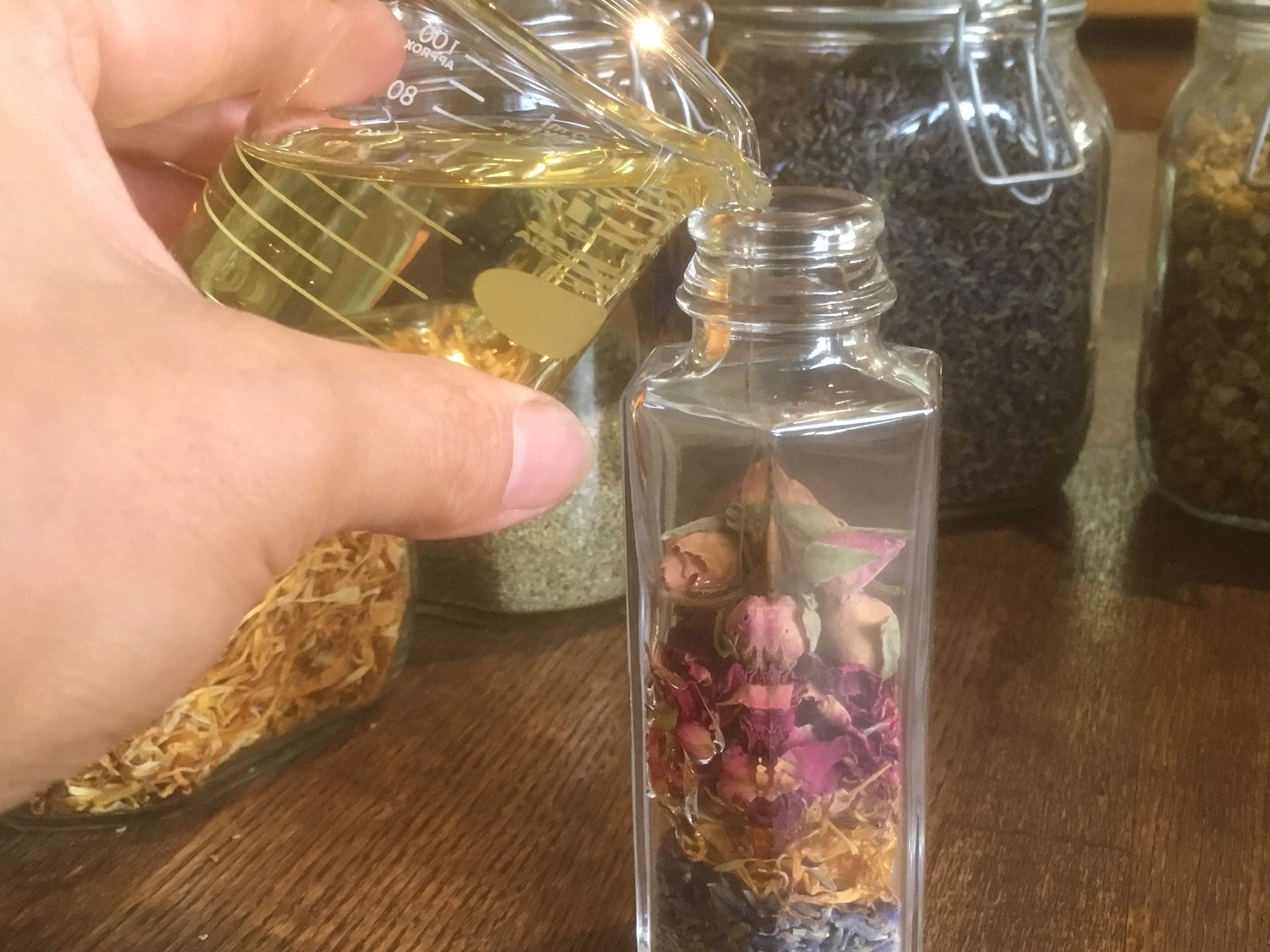 キャリアオイル(薬用規格オリーブオイル)で満たしゼラニューム又はラベンダーの100%ピュアエッセンシャルオイルを入れたら・・