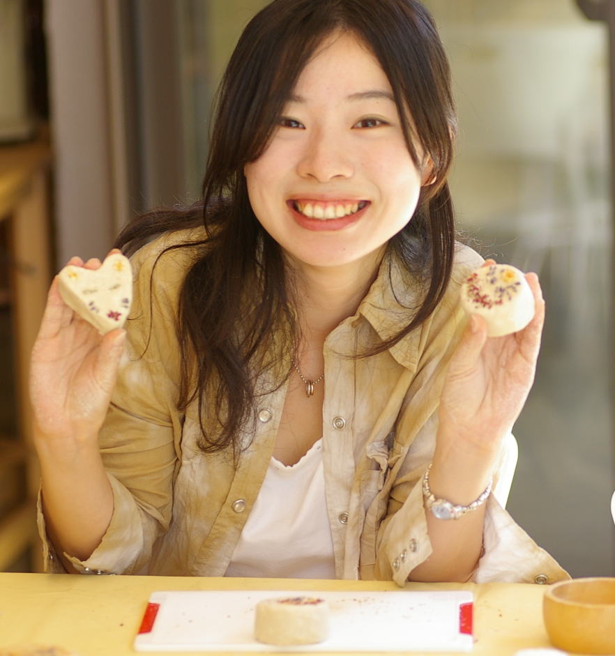 粘土をこねる感覚で石けん作り♪