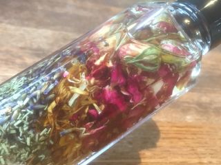 豊かな香りと滑らかな使い心地のボディオイル。