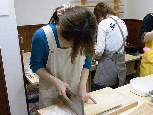 体験では500gの二八そばが作れます。打ったそばをその場で試食してみよう♪ご希望の方にはそばがきもお出しします。残った蕎麦はお持ち帰り♪