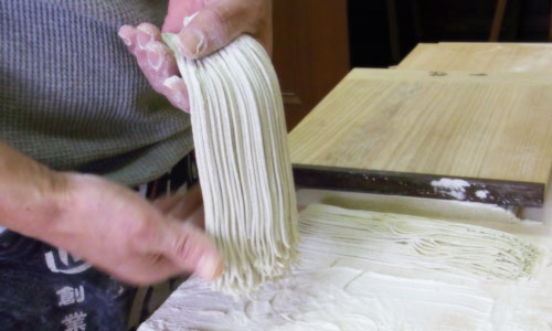 切り終わった蕎麦になります。