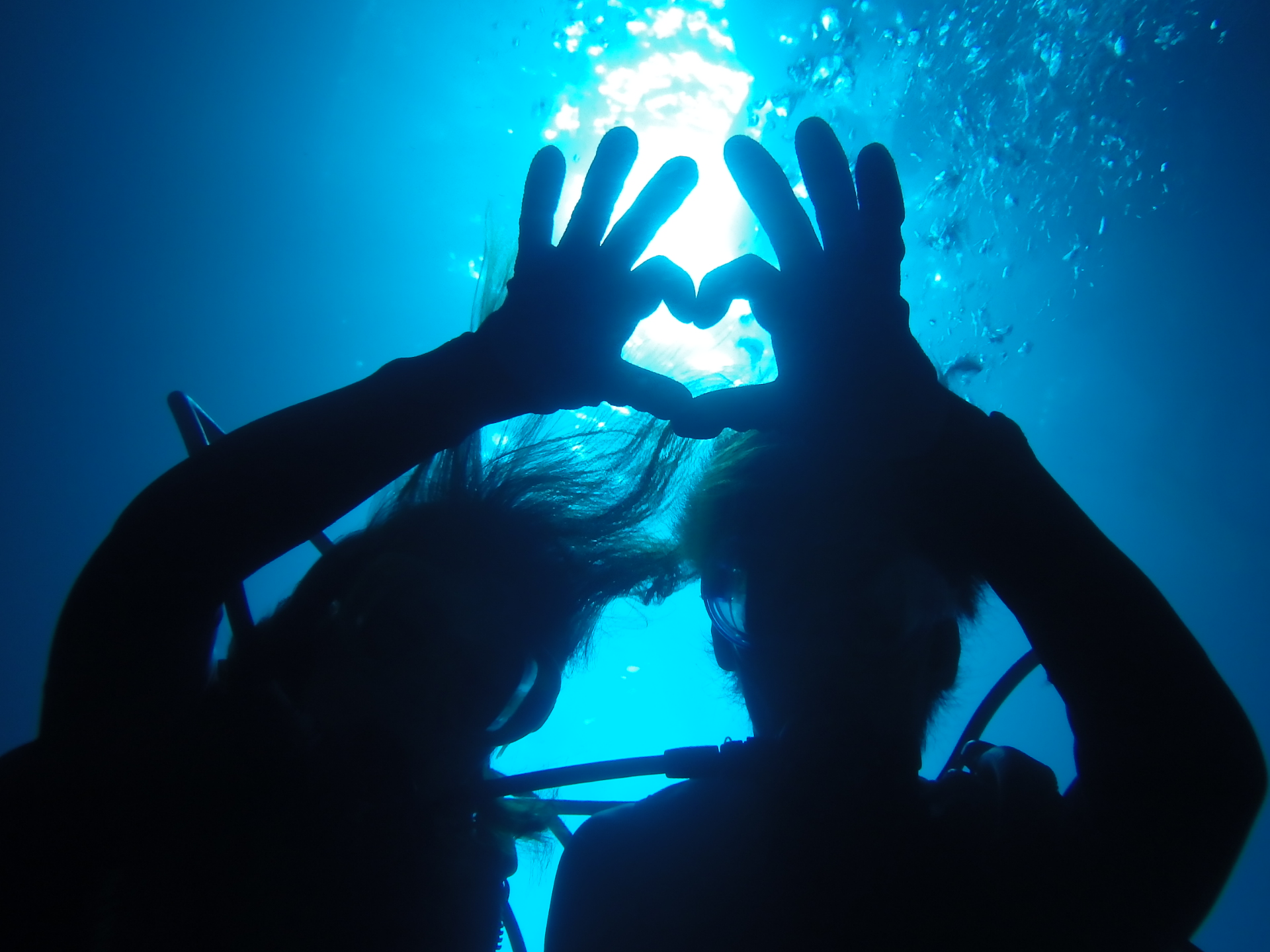 青の洞窟で「青いハート」が浮かび上がる〜。
貸切り制だから出来るカップルだけの特別な記念撮影!