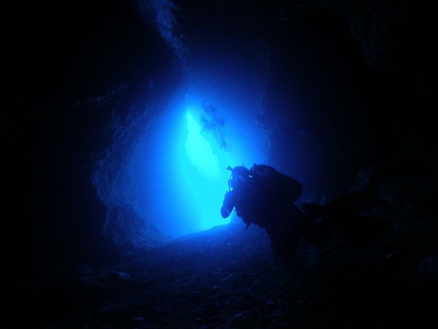 幻想的な沖縄青の洞窟。まるで、太古の海で潜っているかのような感覚!?早朝の青の洞窟は人も少なくおすすめですよ!