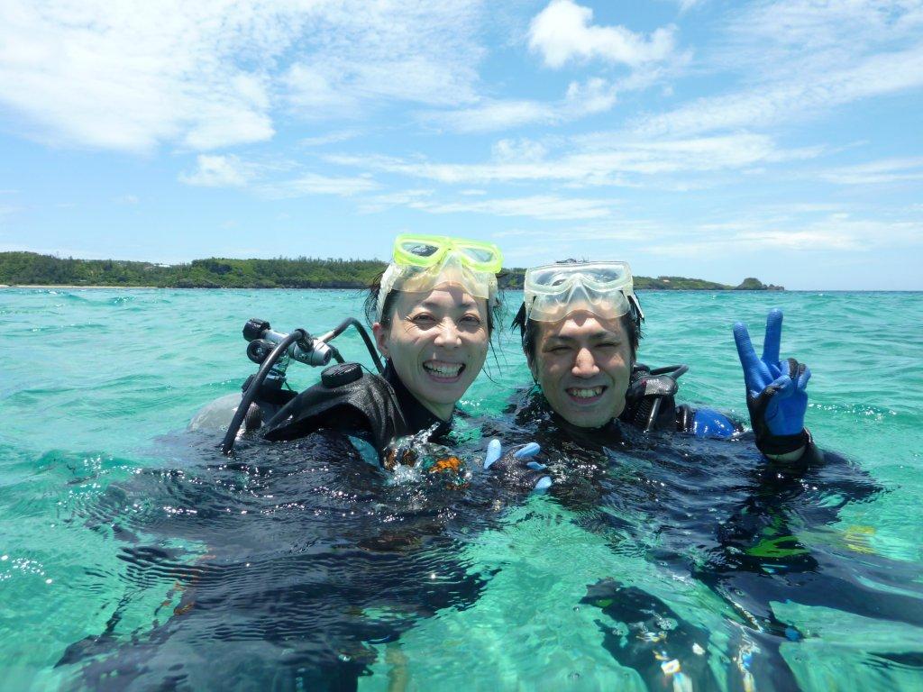 ダイビングの後の最高な笑顔!沖縄の美ら海でダイビングしちゃったら、あなたもきっとこんな笑顔になること間違いなし!