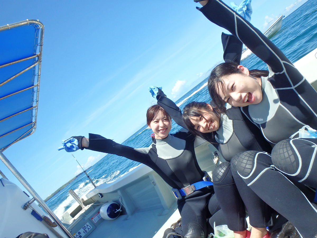 ボート移動で気分爽快!沖縄の青い海の上をプチクルージング!!ショップの目の前が港になります。ボート移動時間は片道約5分なのであっという間に青の洞窟ポイントへ。