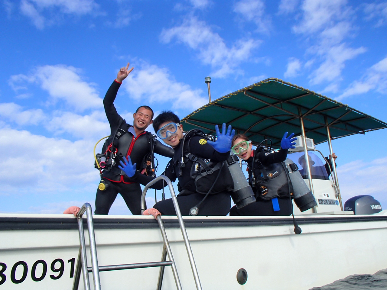 やっぱりいいね!ボートで体験ダイビング。重たいタンクを背負って青の洞窟の崖や階段を歩くことがないのでとっても楽ちん!体力がない方でもダイビングが楽しめますよ!