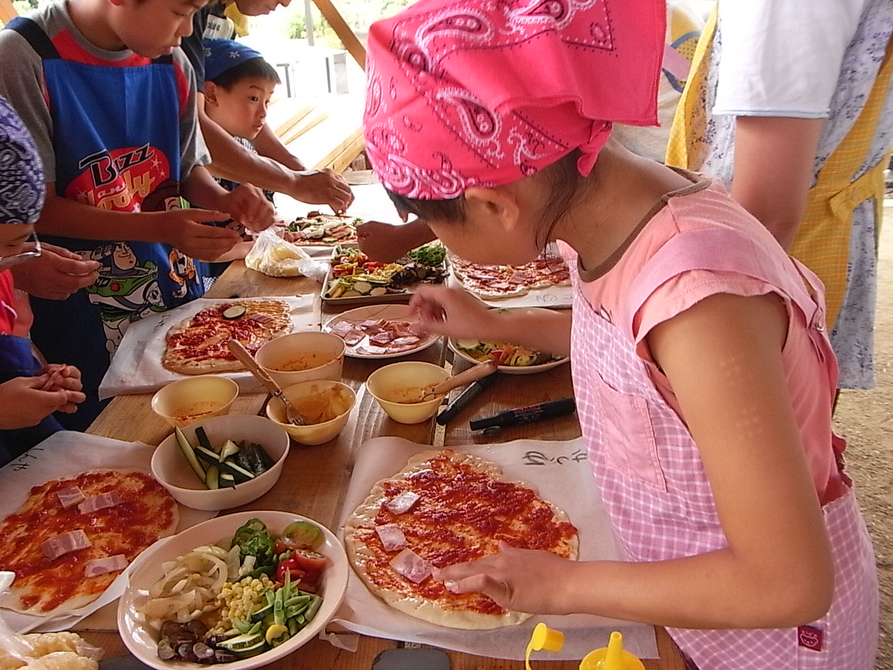 何を乗せようかな?ピザづくりもクライマックス