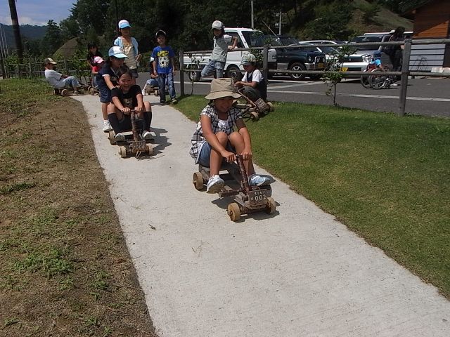 手作りゴーカート「坂車(さかぐるま)」でダウンヒルレース(無料)