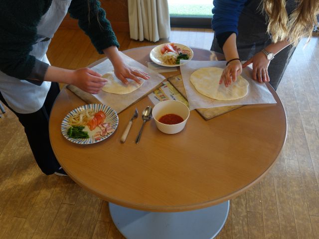 フワフワの生地を伸ばし、ソースを塗ってトッピング♪