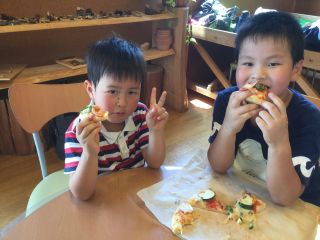 自分で作ったピザの味はどうかな?