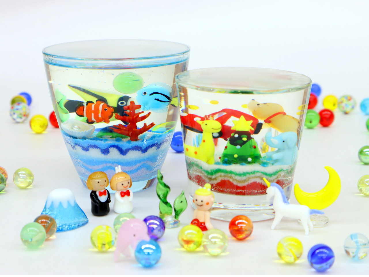 「アロマ ジェル キャンドル体験」 受付〜完成までをご案内いたします。※画像は南国の海の中(左)と動物とクリスマスをイメージした作品です。(ガラス小物は別売)