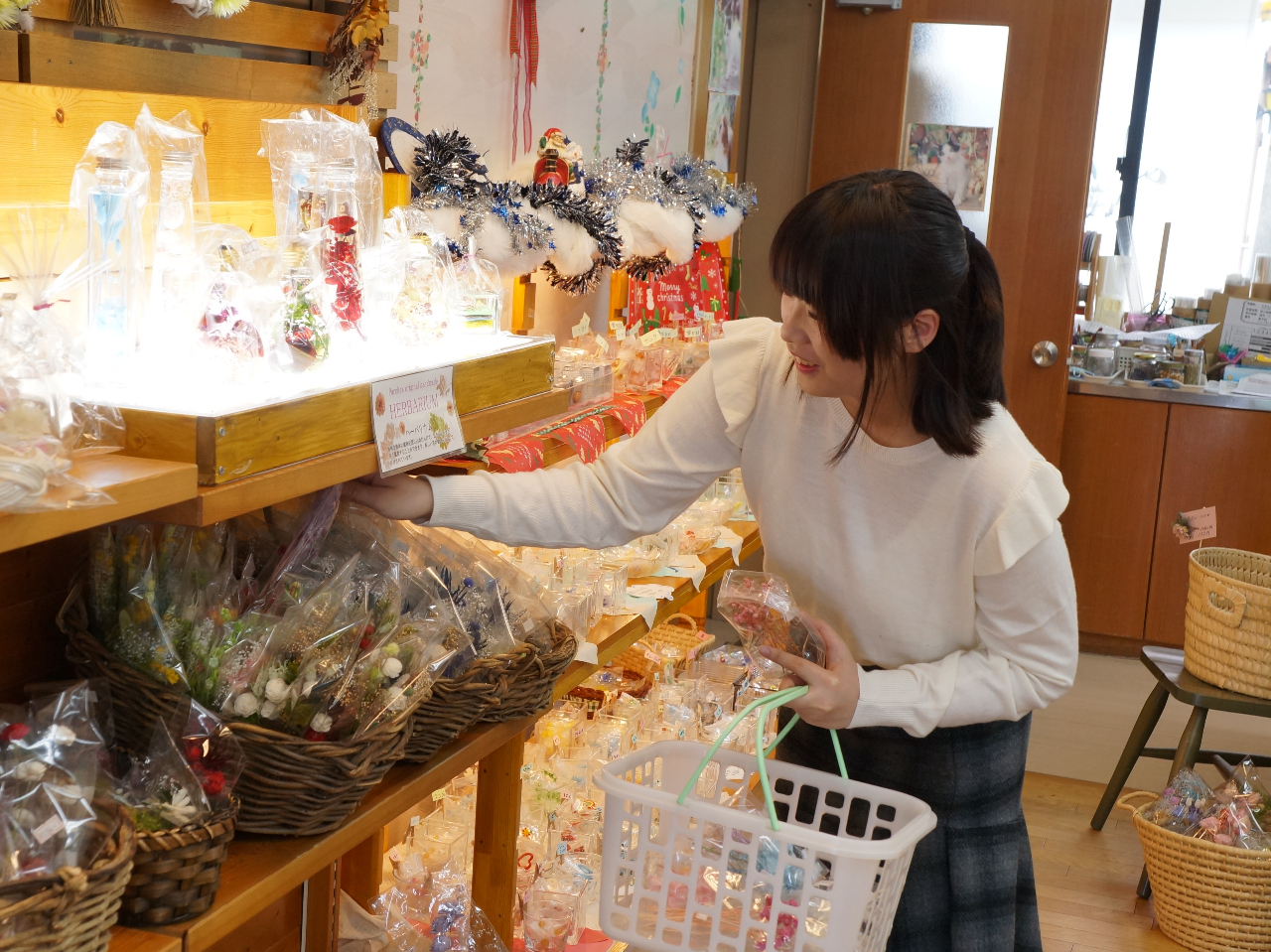 中身のお花(+材料費)を店内から選んでいただきます。おとくな小束セット(ハーバリウム用)もございますのでスタッフにお尋ねください。