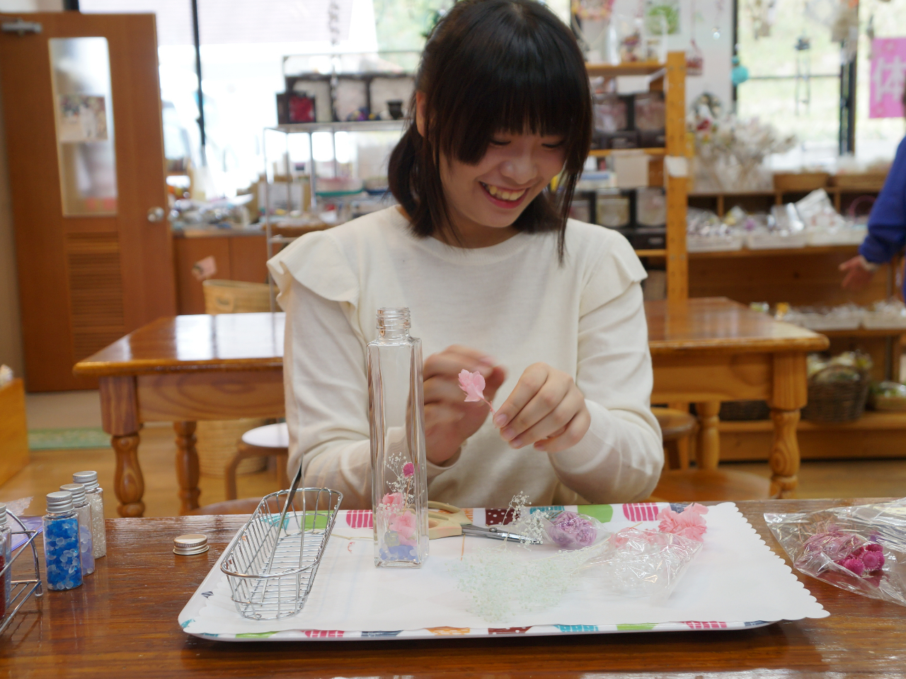 材料の購入が済みましたら、いよいよ作り始めます。配置を考えながら材料を切り分けます。