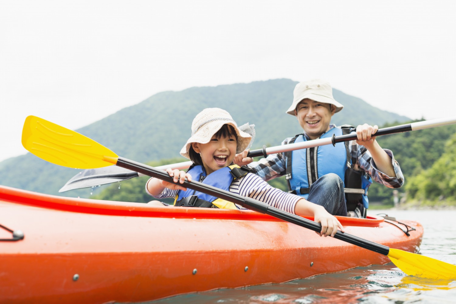 富士山を目の前にカヌー カヤック 体験 本栖湖 目の前に千円札の富士山 水がキレイ 富士五湖 山中湖 河口湖 西湖 精進湖 本栖湖 の中でも最高の 透明度と絶景を誇る本栖湖でカヤック ペット可 本栖湖アクティビティセンター じゃらん遊び体験