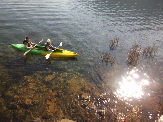 湖の底まで丸見え、圧倒的な透明度です