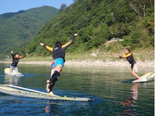 スタンドアップパドルボード体験 目の前に千円札の富士山 水がキレイ 富士五湖 山中湖 河口湖 西湖 精進湖 本栖湖 の中でも最高の透明度を誇る本栖湖 でsupデビュー Sup サップ 本栖湖アクティビティセンター じゃらん遊び体験