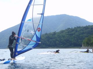 ウィンドサーフィンスクール ウィンドの聖地 水がキレイ 富士五湖 山中湖 河口湖 西湖 精進湖 本栖湖 の中でも最高の透明度を誇る本栖湖 でウィンドサーフィンデビュー 本栖湖アクティビティセンター じゃらん遊び体験