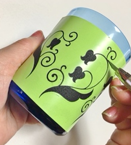 デザインシートをグラスに貼ったら、模様を切り抜いていきます♪