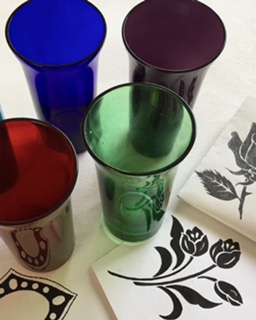 好きな色のグラスとデザインを選びます。