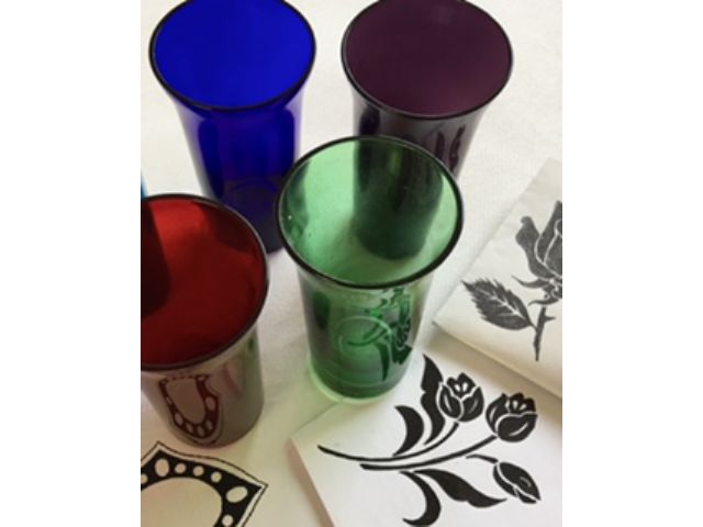 好きな色のグラスとデザインを選びます。